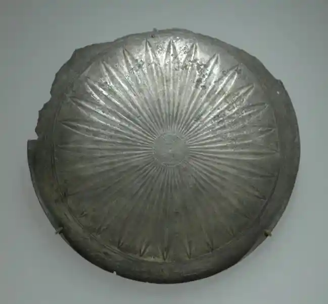 Phiale, sun symbol with thin sun rays